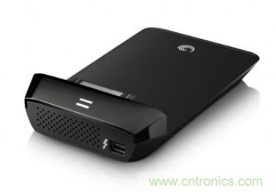 Thunderbolt高速傳輸接口可轉(zhuǎn)換成SATA接口，連接2.5寸硬盤產(chǎn)品