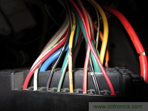 控制線25線--黃底紅條，電容器輸出線為最大的藍(lán)色線，接蓄電池正極的線為白底紅條粗線