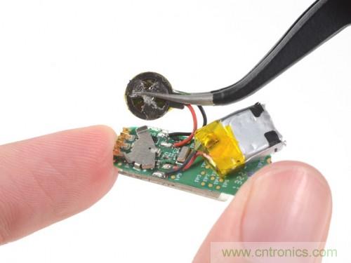 拿下電池，電池還沒有指甲蓋大，5-7天的電量