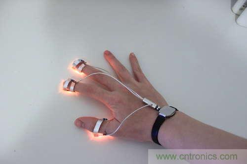 LED多點觸控手套DIY：把各部分焊接起來，測試