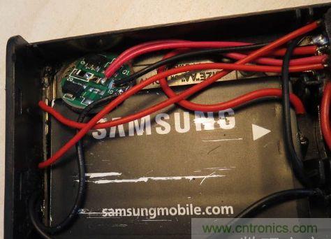 電池盒，安裝上鋰電池，用于外部強光LED供電