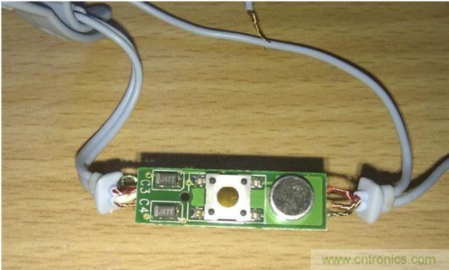 正面，好像是極性電容，一個(gè)按鍵，一個(gè)麥克：