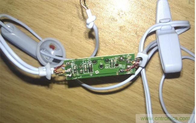 背面：電阻，電容，電感。接線圖也有標(biāo)注。很復(fù)雜的線控。