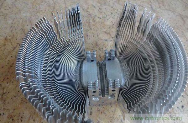 變廢為寶！風(fēng)扇散熱器變身山寨LED燈