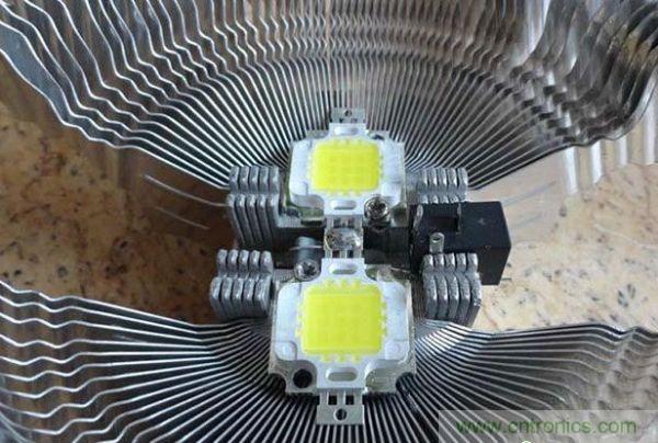 變廢為寶！風(fēng)扇散熱器變身山寨LED燈