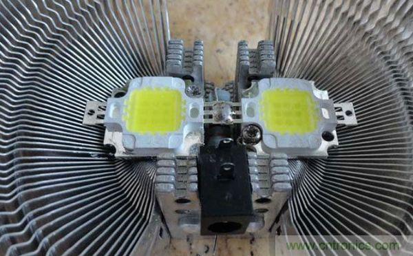 變廢為寶！風(fēng)扇散熱器變身山寨LED燈