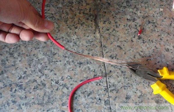 變廢為寶！風(fēng)扇散熱器變身山寨LED燈