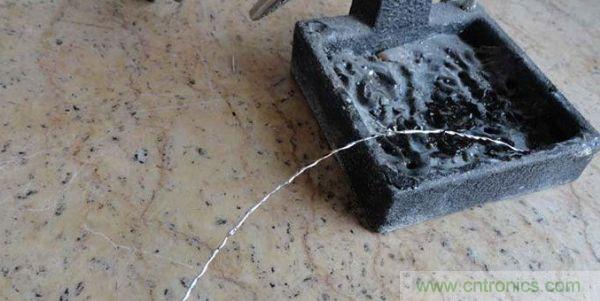 變廢為寶！風(fēng)扇散熱器變身山寨LED燈