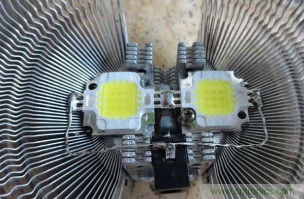 變廢為寶！風(fēng)扇散熱器變身山寨LED燈