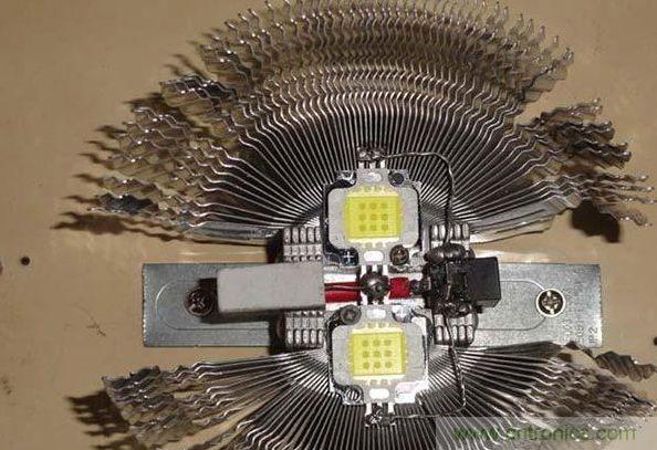 變廢為寶！風(fēng)扇散熱器變身山寨LED燈