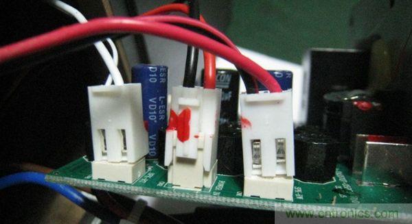 左邊是連接高音，中間是電源，右邊是低音連接