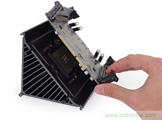 將主板摘下，處理器最后拆下