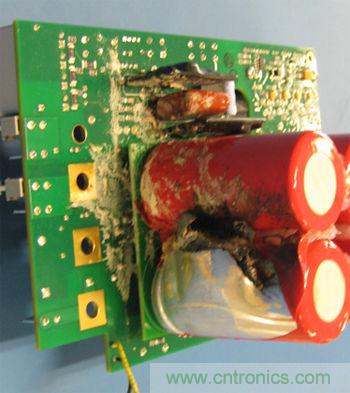 由于元件選擇不當(dāng)致使電路中流過相當(dāng)大的電流或電壓將有可能發(fā)生像這個(gè)燒過的電容這樣的損壞。