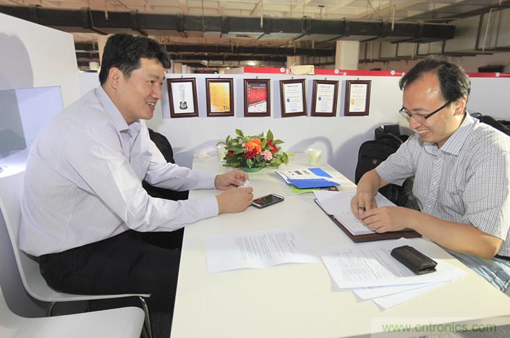 左一，Molex高級地區(qū)營業(yè)經(jīng)理王中