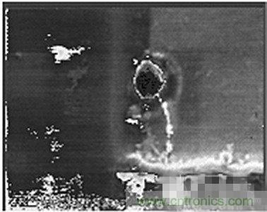 受ESD影響，氧化物沖進(jìn)一個(gè)小孔