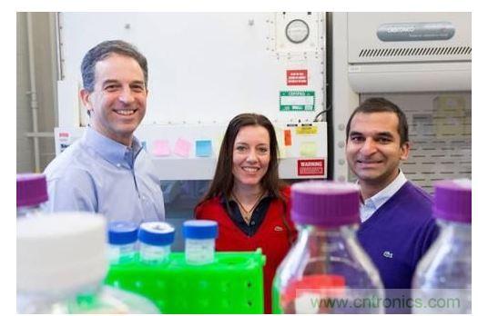 從左到右：MIT生物工程學(xué)教授Ron Weiss、機(jī)械工程學(xué)副教授Domitilla Del Vecchio，以及MIT生物工程系學(xué)生Deepak Mishra。