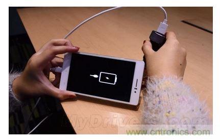 手機(jī)電池寒冷時為什么總充電？