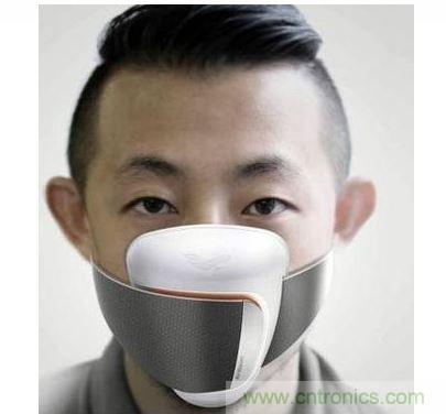 Frog Design 開發(fā)了一款可搭配手機(jī)應(yīng)用程序使用的智能口罩概念原型，內(nèi)建粒子傳感器，能警告使用者何時(shí)該戴上口罩
