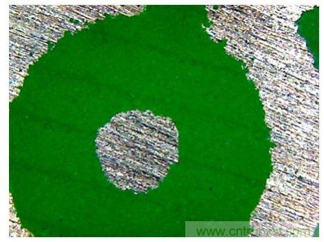 在應用密封材料后，所有空隙都被封住了