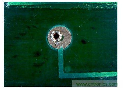 另一邊的鉚釘邊緣(顯微鏡圖像)。從這張圖可以看出配準(zhǔn)誤差很明顯