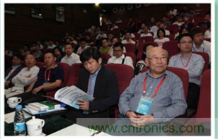 圖6：哈爾濱工業(yè)大學(xué)教授楊孝宗和蘇州納米技術(shù)與仿真研究所博導(dǎo)張鋌等專家坐鎮(zhèn)2015中國創(chuàng)客論壇，為中國創(chuàng)新加油！