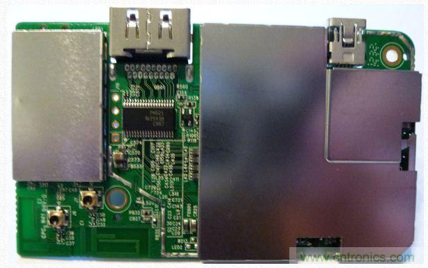 圖(f)：PTV3000流媒體適配器拆解過(guò)程。