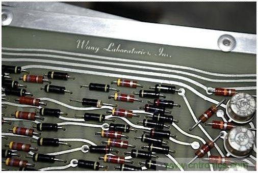 拆解也懷舊，讓人驚嘆的古董級(jí)可編程科學(xué)計(jì)算器 from 1966