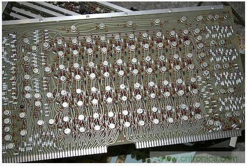 拆解也懷舊，讓人驚嘆的古董級(jí)可編程科學(xué)計(jì)算器 from 1966