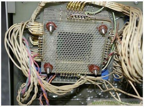 拆解也懷舊，讓人驚嘆的古董級(jí)可編程科學(xué)計(jì)算器 from 1966