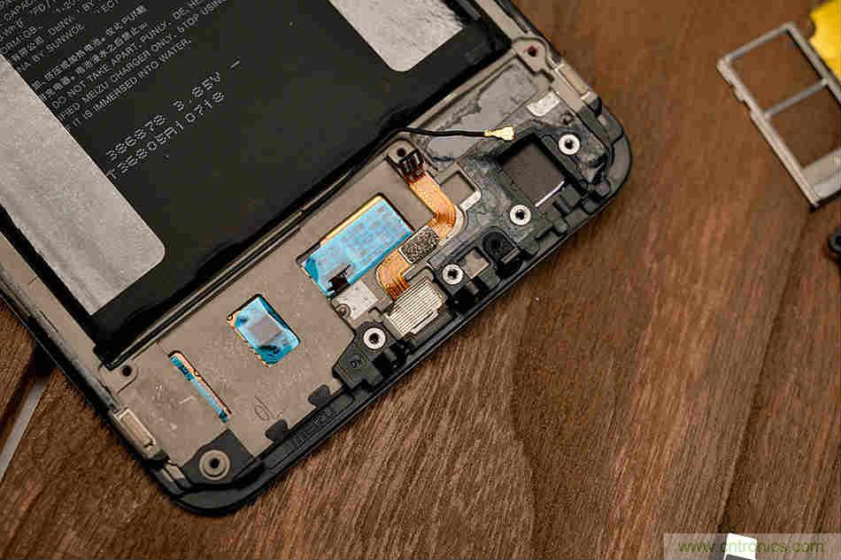 拆解魅族15 Plus：玩轉(zhuǎn)了新概念，但其工藝究竟如何？