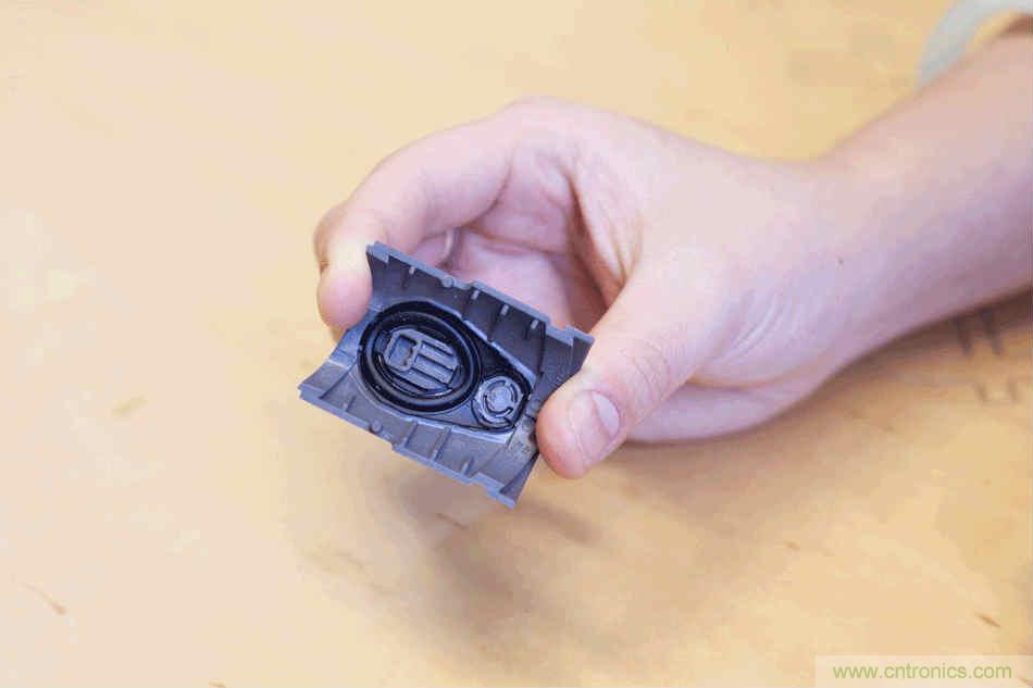 拆解戴森吹風機：近三千元的價格貴在哪？