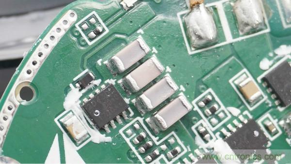 拆解華為保時捷設(shè)計快充無線充電器：憑啥能賣699？