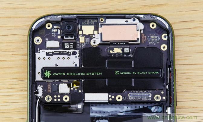拆解黑鯊手機：多級直觸一體式液冷系統(tǒng)有什么門道？