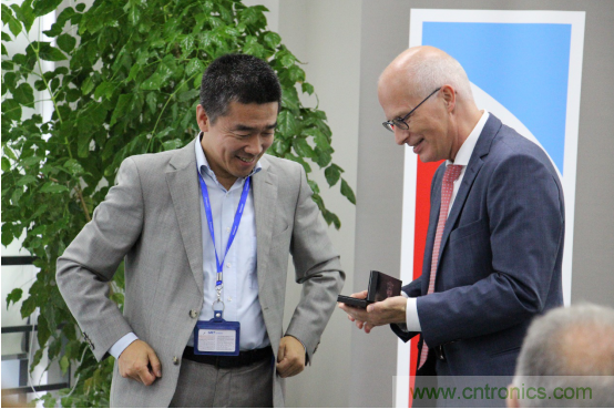 德國(guó)漢堡市長(zhǎng)一行蒞臨德莎tesa參觀訪問