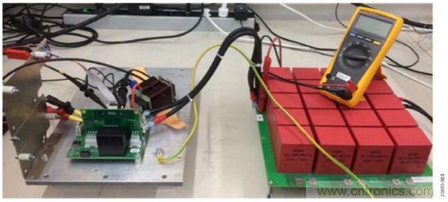 如何用隔離式柵極驅(qū)動器和LT3999 DC/DC轉(zhuǎn)換器驅(qū)動1200 V SiC電源模塊？