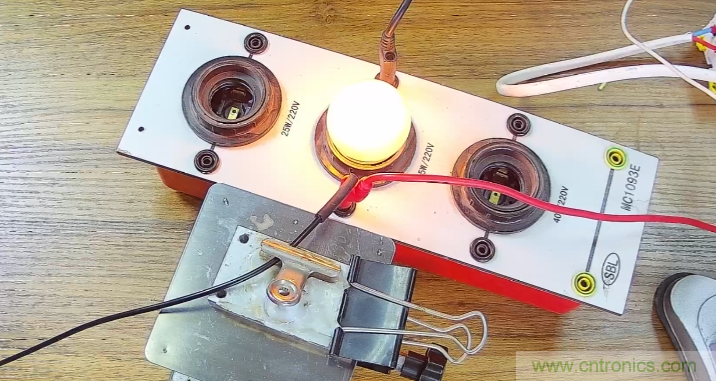 電燈泡內(nèi)通有交流電，為什么看不到燈泡在閃爍？