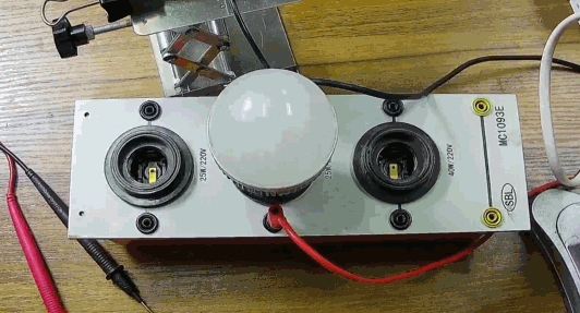 電燈泡內(nèi)通有交流電，為什么看不到燈泡在閃爍？