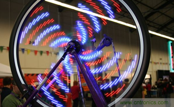 電燈泡內(nèi)通有交流電，為什么看不到燈泡在閃爍？